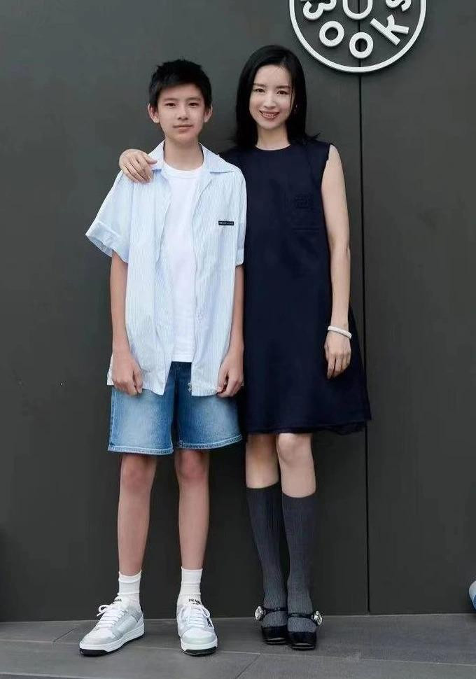 Đổng Khiết làm mẹ đơn thân, một mình nuôi con trai, không cho chồng cũ gặp mặt Đỉnh Đỉnh. Đổng Khiết làm mẹ đơn thân, một mình nuôi con trai, không cho chồng cũ gặp mặt Đỉnh Đỉnh.