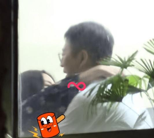 Đổng Khiết ôm người đàn ông đầy thân thiết. Đổng Khiết ôm người đàn ông đầy thân thiết.