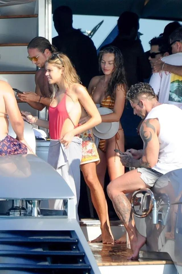 Phải đến tháng 7/2023 phim mới ra mắt nhưng sức ảnh hưởng đã lan tỏa sang cả giới thời trang với xu hướng "Barbiecore" lấy sắc hồng làm chủ đạo.