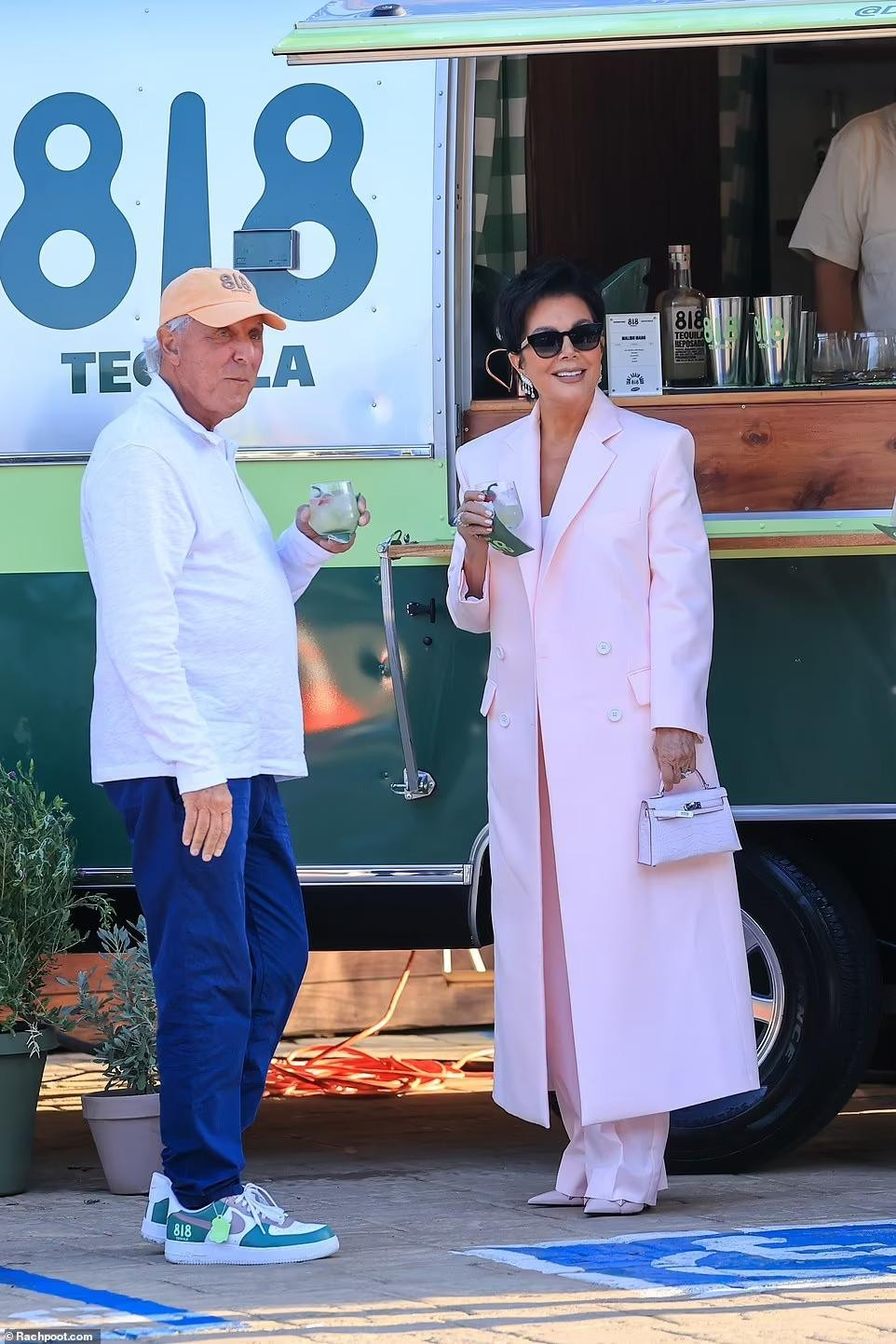 Bà Kris Jenner sang trọng trong set đồ hồng thời thượng. Bà trẻ trung hơn nhiều so với tuổi 67.