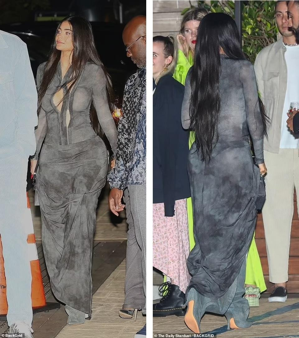 Em út Kylie Jenner trông khá rườm rà và bí bách với chiếc váy xám gần như che kín từ cổ đến chân, còn kết hợp thêm đôi boot dài &quot;khủng bố&quot;.