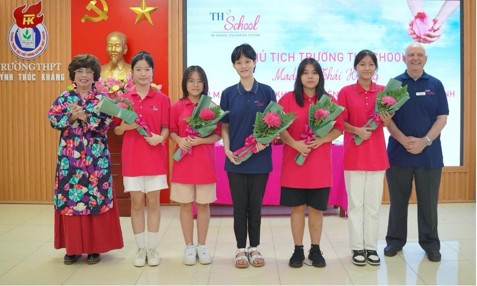 Chủ tịch Hệ thống TH School – Bà Thái Hương tặng hoa cho các học sinh đầu tiên của TH School cơ sở Vinh