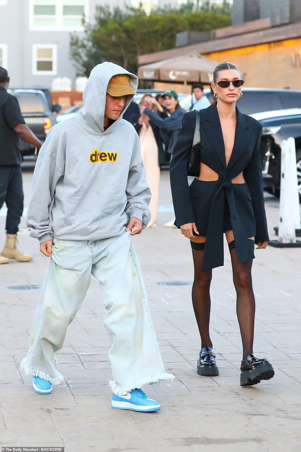 Trong dàn khách mời có Justin và Hailey Bieber. Phong cách thời trang của cặp vợ chồng nổi tiếng khác xa nhau, một người sang chảnh, gọn nhẹ, còn người còn lại bụi bặm và hơi bất tiện.