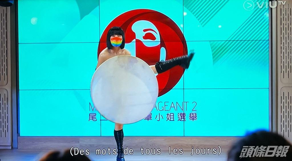 Người này còn thoát y ngay trên sân khấu. Người này còn thoát y ngay trên sân khấu.