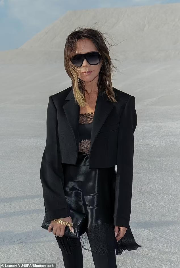 Bà Beckham nhiều lần bị chỉ trích vì cách lựa chọn người mẫu. Bà Beckham nhiều lần bị chỉ trích vì cách lựa chọn người mẫu.