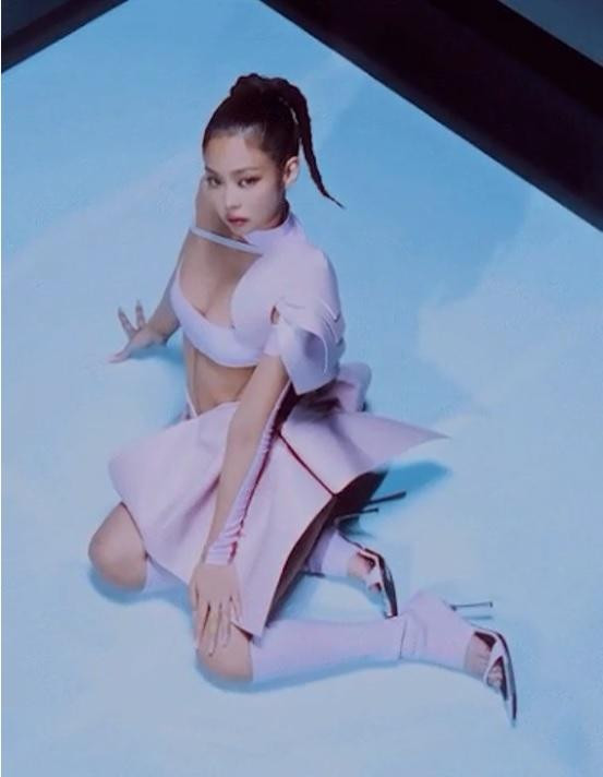 Trang phục của Jennie gây tranh cãi vì "hở bạo". Trang phục của Jennie gây tranh cãi vì "hở bạo".
