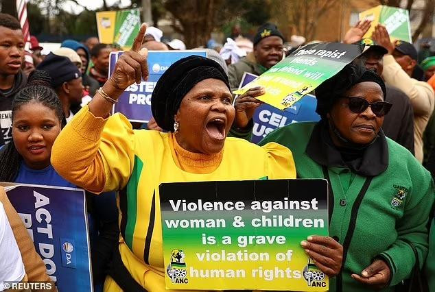 Người dân Nam Phi phẫn nộ trước thực trạng các vụ cưỡng hiếp phụ nữ và bạo lực leo thang. Người dân Nam Phi phẫn nộ trước thực trạng các vụ cưỡng hiếp phụ nữ và bạo lực leo thang.