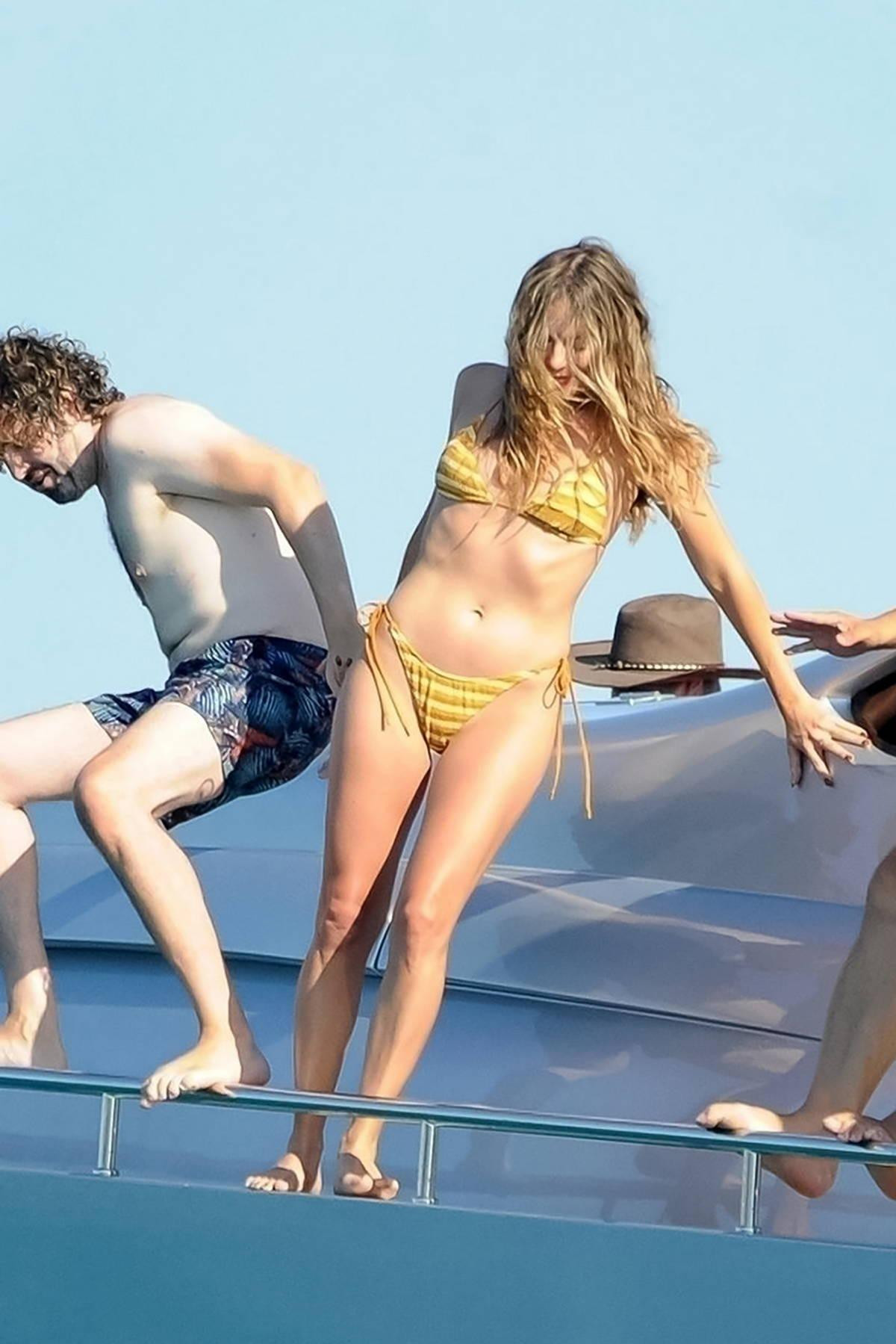 Nàng "Harley Quinn" mặc bikini kẻ vàng bé xíu khoe thân hình cân đối, săn chắc