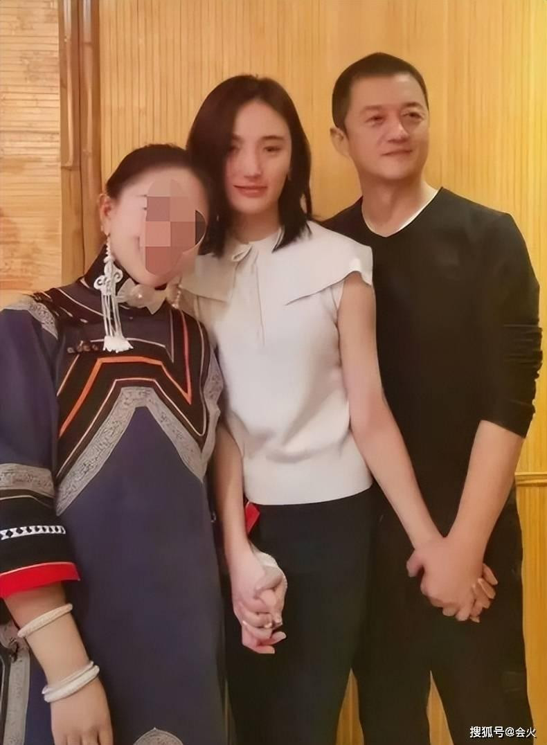 Lý Á Bằng có nhiều hình ảnh ngọt ngào bên Hải Hà Kim Hỷ. Lý Á Bằng có nhiều hình ảnh ngọt ngào bên Hải Hà Kim Hỷ.