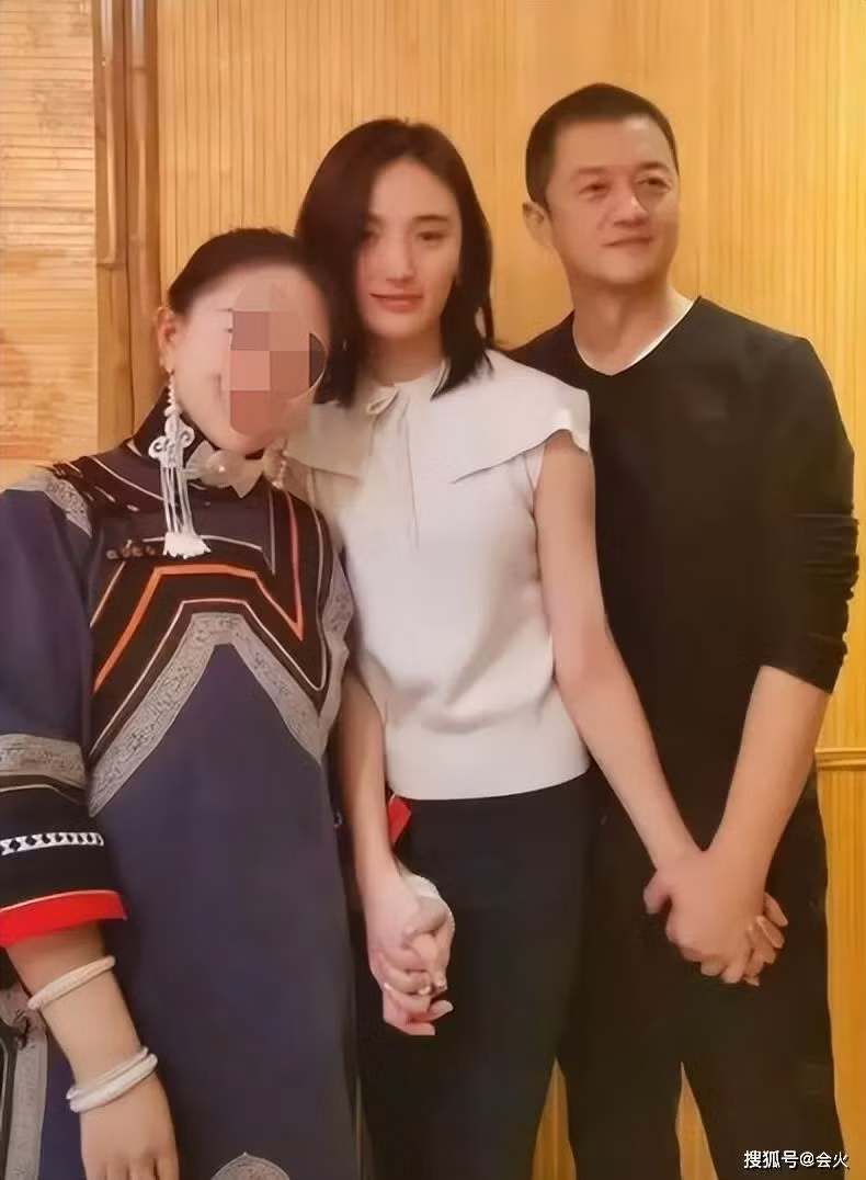 Lý Á Bằng có nhiều hình ảnh ngọt ngào bên Hải Hà Kim Hỷ. Lý Á Bằng có nhiều hình ảnh ngọt ngào bên Hải Hà Kim Hỷ.