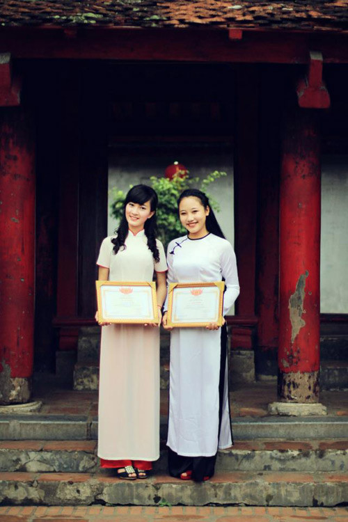 Đặng Thị Uyên (bên trái) trong lễ vinh danh học sinh giỏi Sử tại Văn Miếu vào sáng 4/5