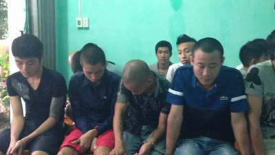 Sang “phán” (thứ hai từ trái sang) cùng đàn em bị bắt giữ