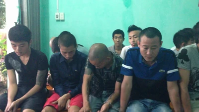 Sang “phán” (thứ hai từ trái sang) cùng đàn em bị bắt giữ