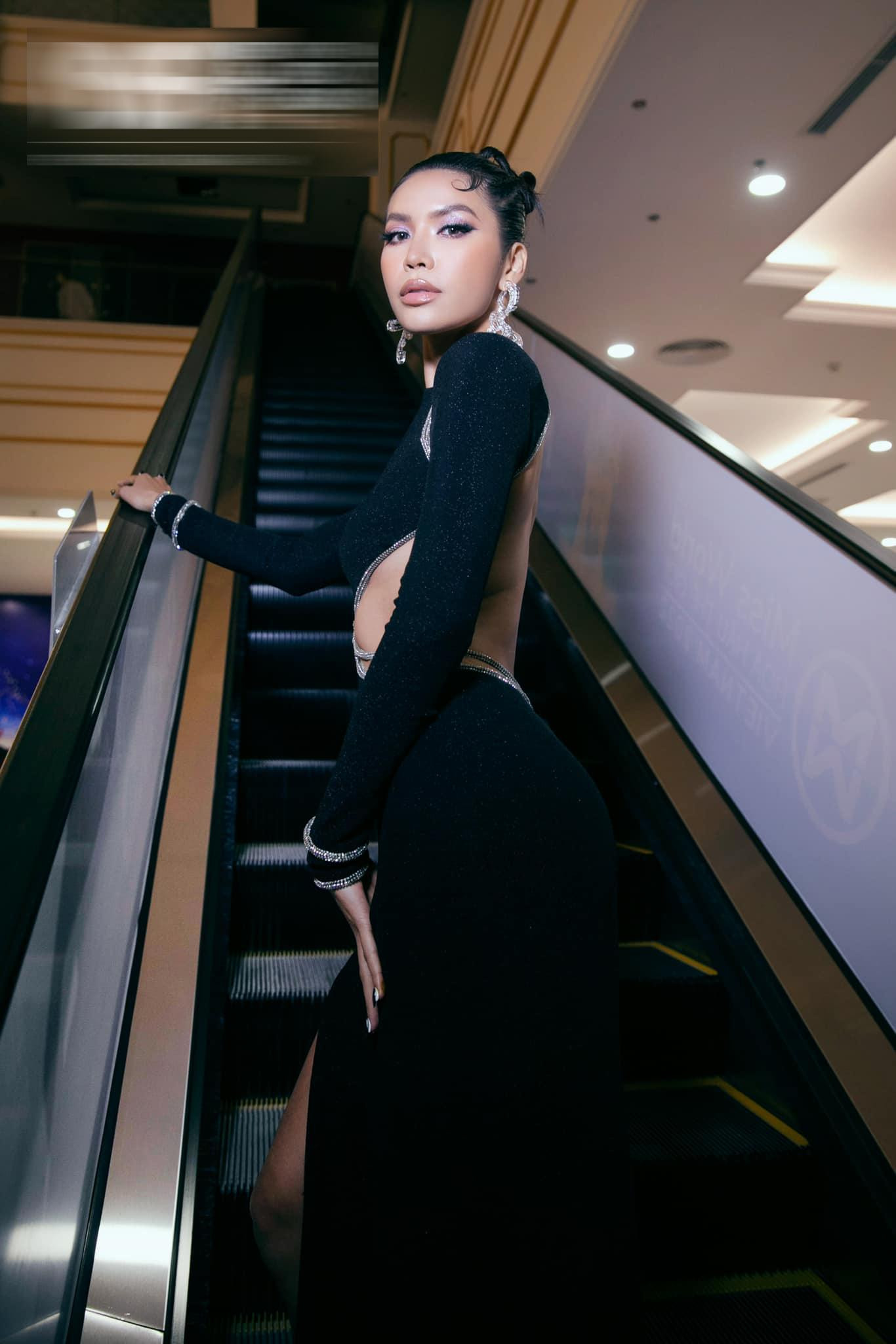 Điểm nhấn của thiết kế chính là chi tiết khoét toàn bộ lưng trần vô cùng nuột nà, táo bạo.