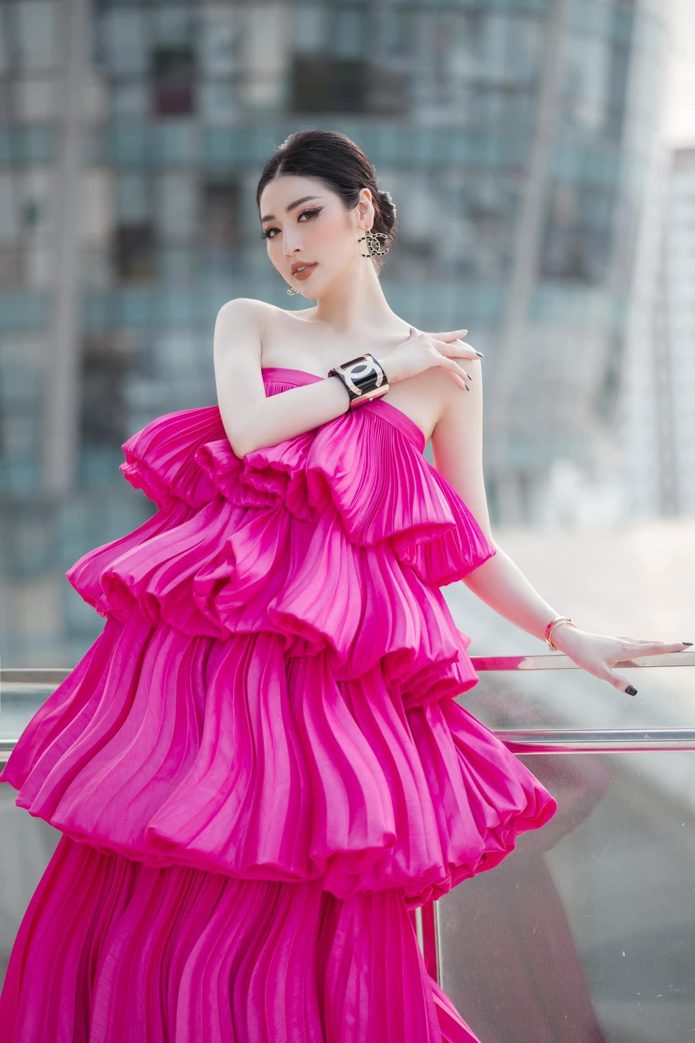 Kể từ khi sinh con, Tú Anh cũng ngày càng đắt show hơn và thăng hoa trong sự nghiệp, cuộc sống.