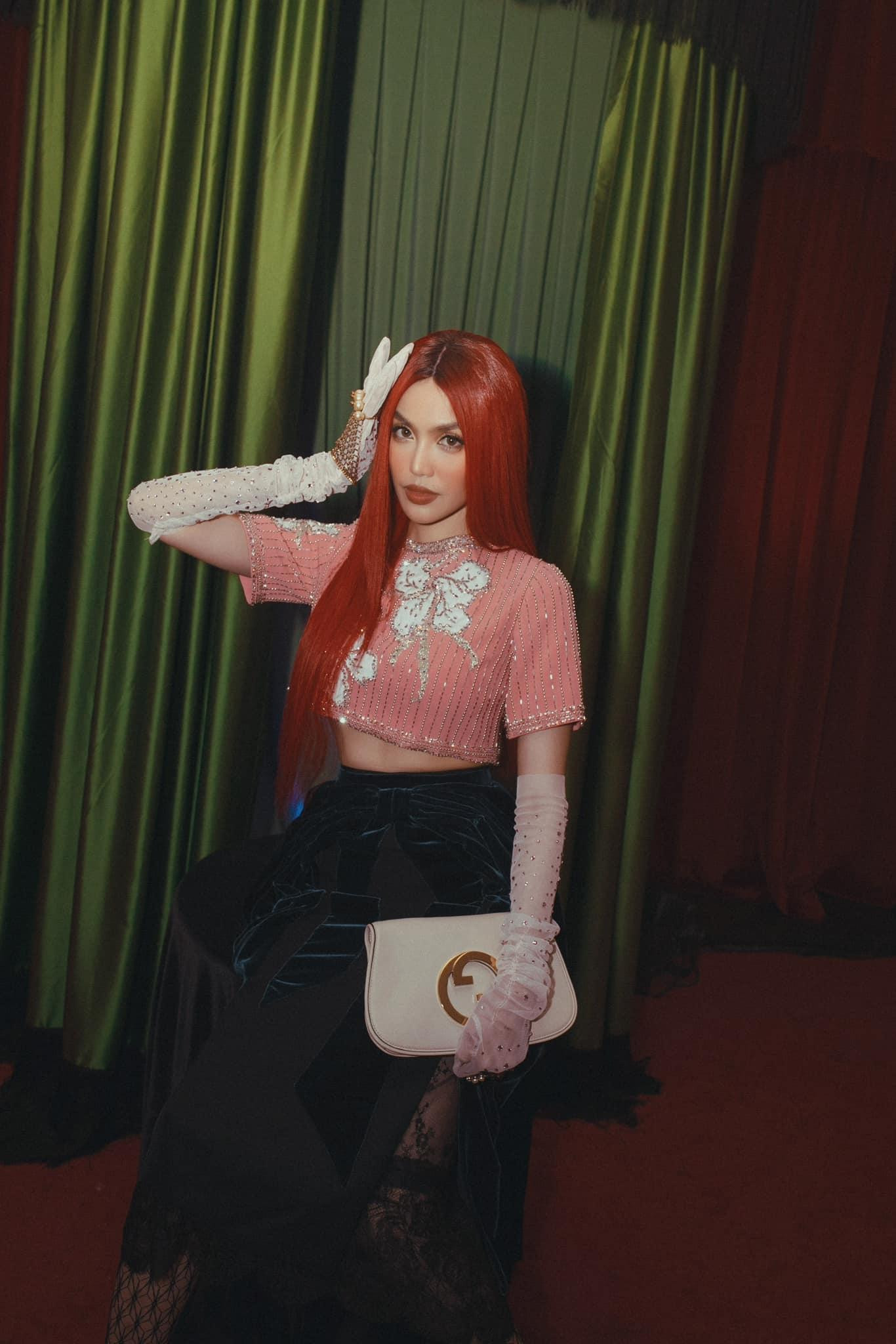 Hoa khôi Lan Khuê bí ẩn, cá tính với mái tóc đỏ rực và set đồ độc đáo khi dự sự kiện. Hoa khôi Lan Khuê bí ẩn, cá tính với mái tóc đỏ rực và set đồ độc đáo khi dự sự kiện.