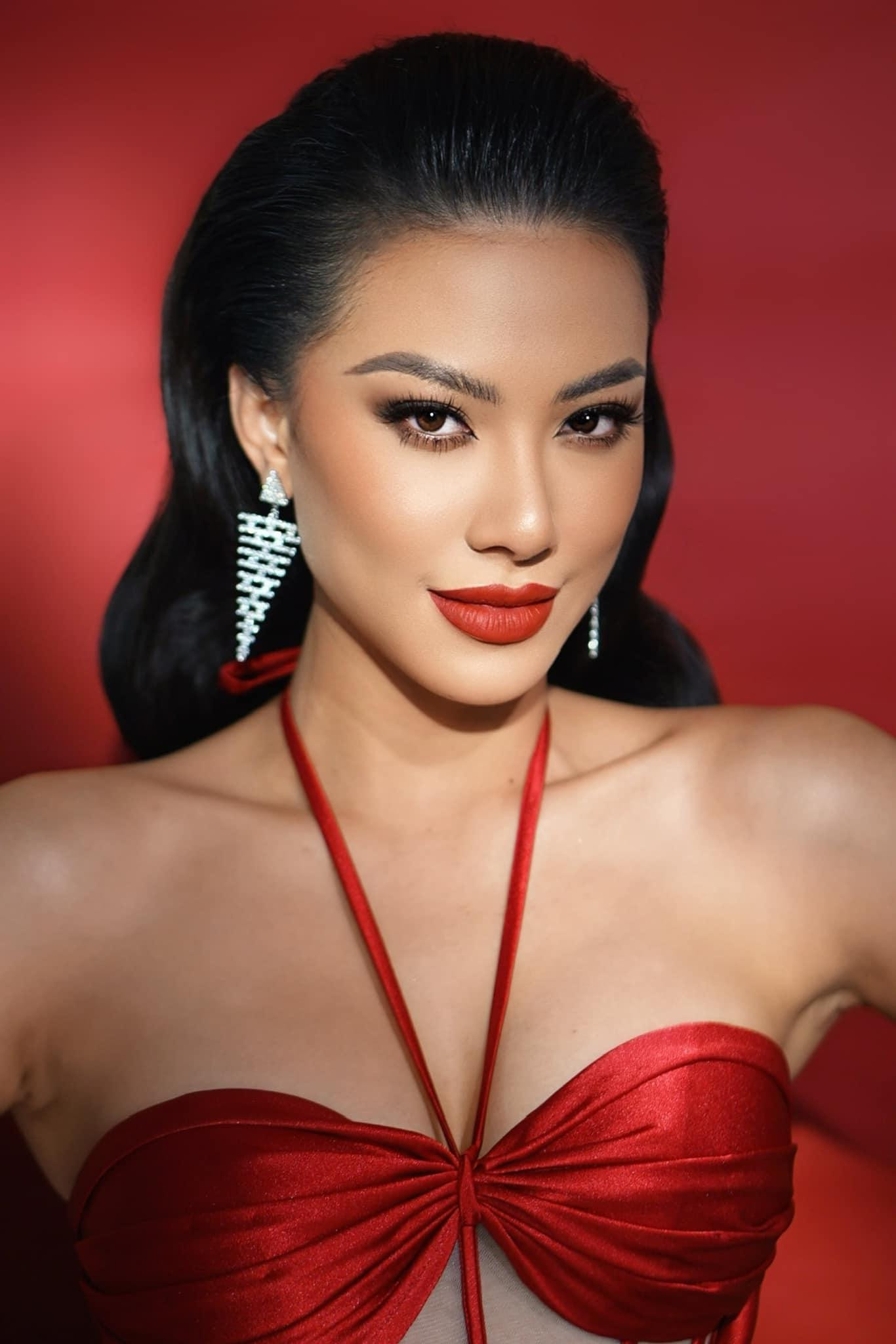 Á hậu Kim Duyên khoe nhan sắc nóng bỏng với váy xẻ chân ngực táo bạo.