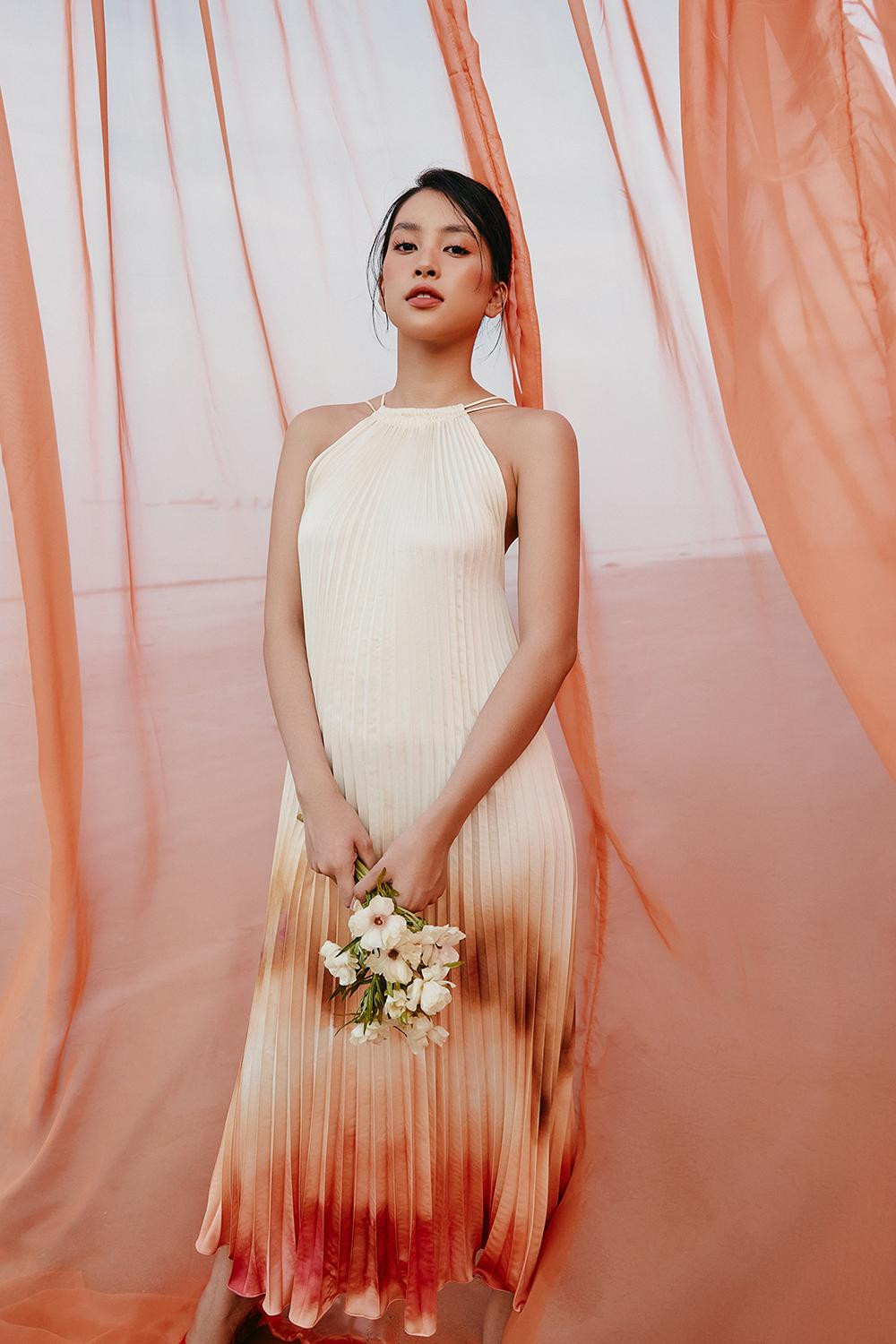 Mới đây, Hoa hậu Tiểu Vy xuất hiện trong bộ ảnh thời trang mới. Người đẹp khoe nhan sắc xinh đẹp, quyến rũ khi diện loạt váy áo với kiểu dáng và màu sắc mang âm hưởng mùa hè. Mới đây, Hoa hậu Tiểu Vy xuất hiện trong bộ ảnh thời trang mới. Người đẹp khoe nhan sắc xinh đẹp, quyến rũ khi diện loạt váy áo với kiểu dáng và màu sắc mang âm hưởng mùa hè.