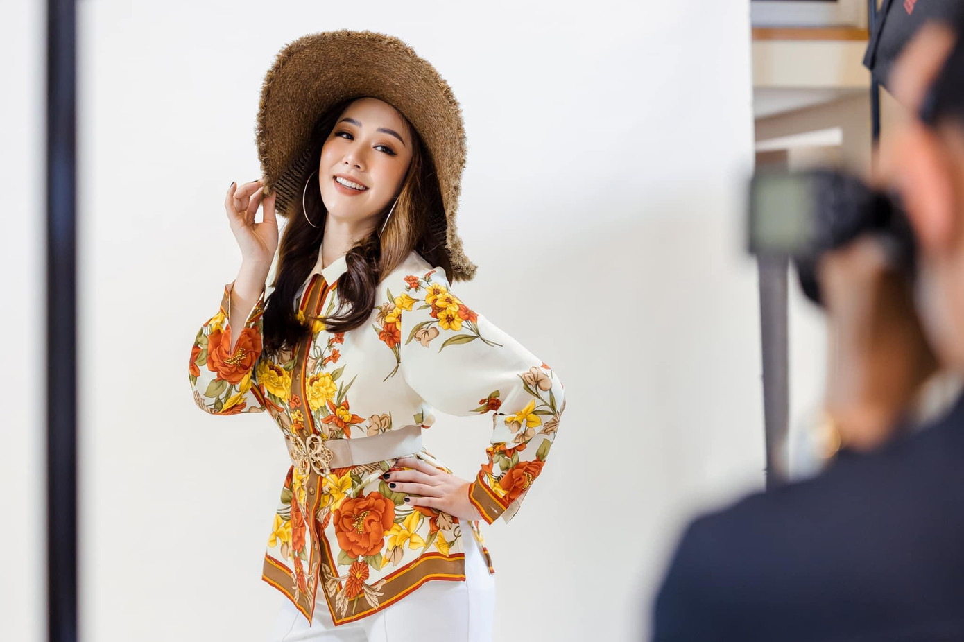 Hoa hậu Ngô Phương Lan hoá quý cô thành thị thanh lịch với phong cách vintage.