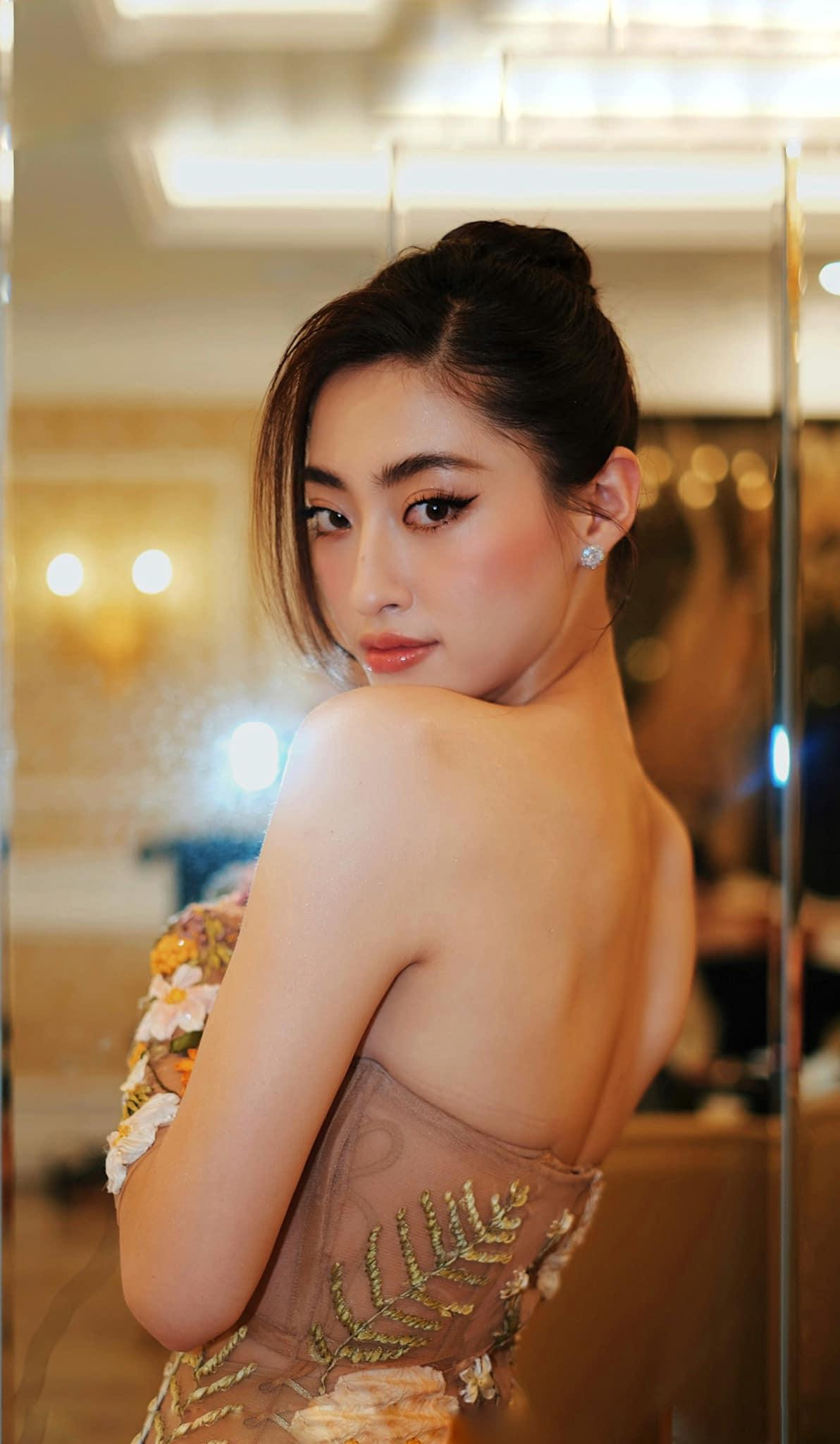 Thiết kế giúp nàng hậu sinh năm 2000 khoe vai trần sexy. Thiết kế giúp nàng hậu sinh năm 2000 khoe vai trần sexy.