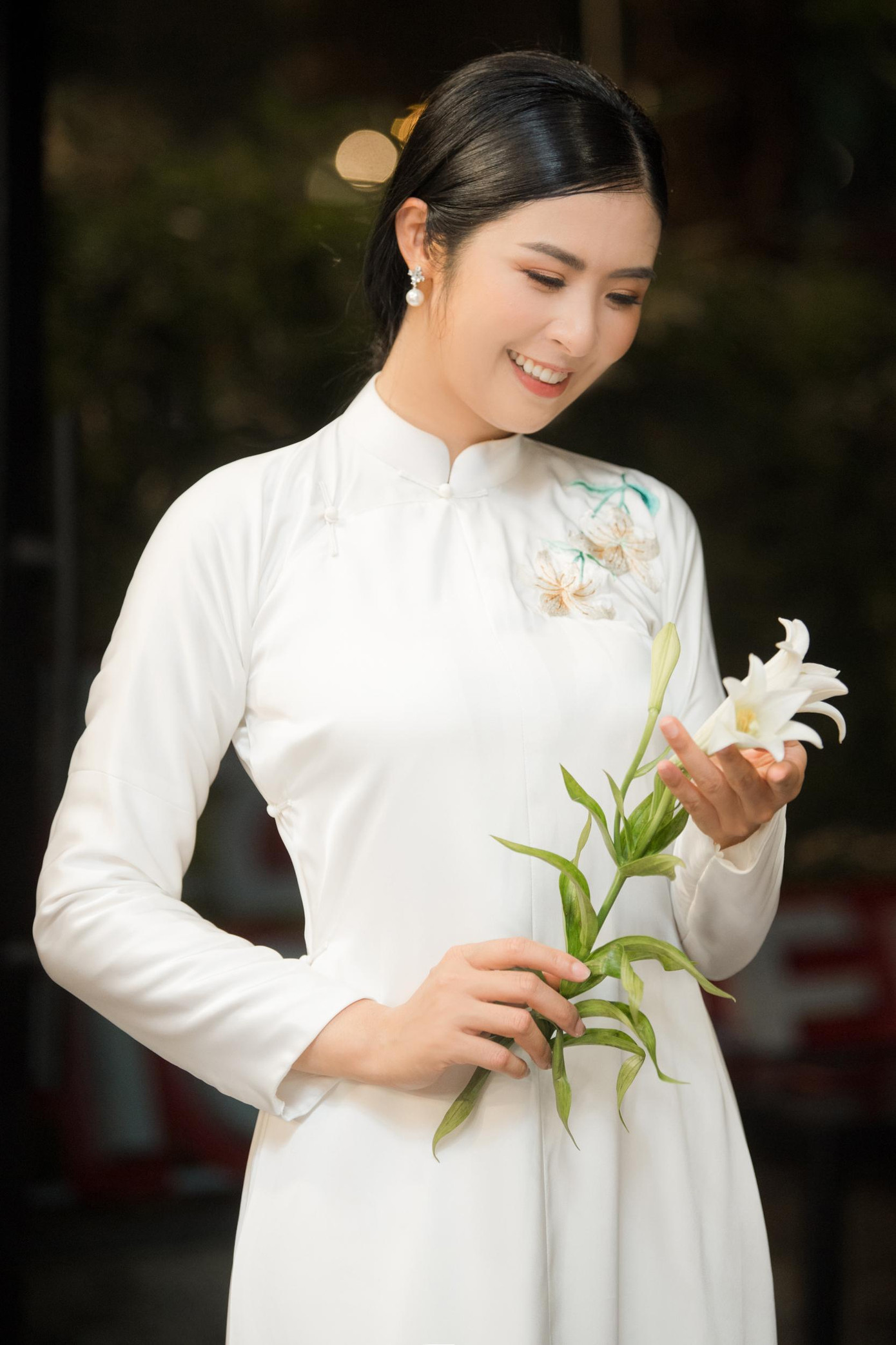 HHVN 2010 e ấp bên hoa loa kèn tháng 4. HHVN 2010 e ấp bên hoa loa kèn tháng 4.