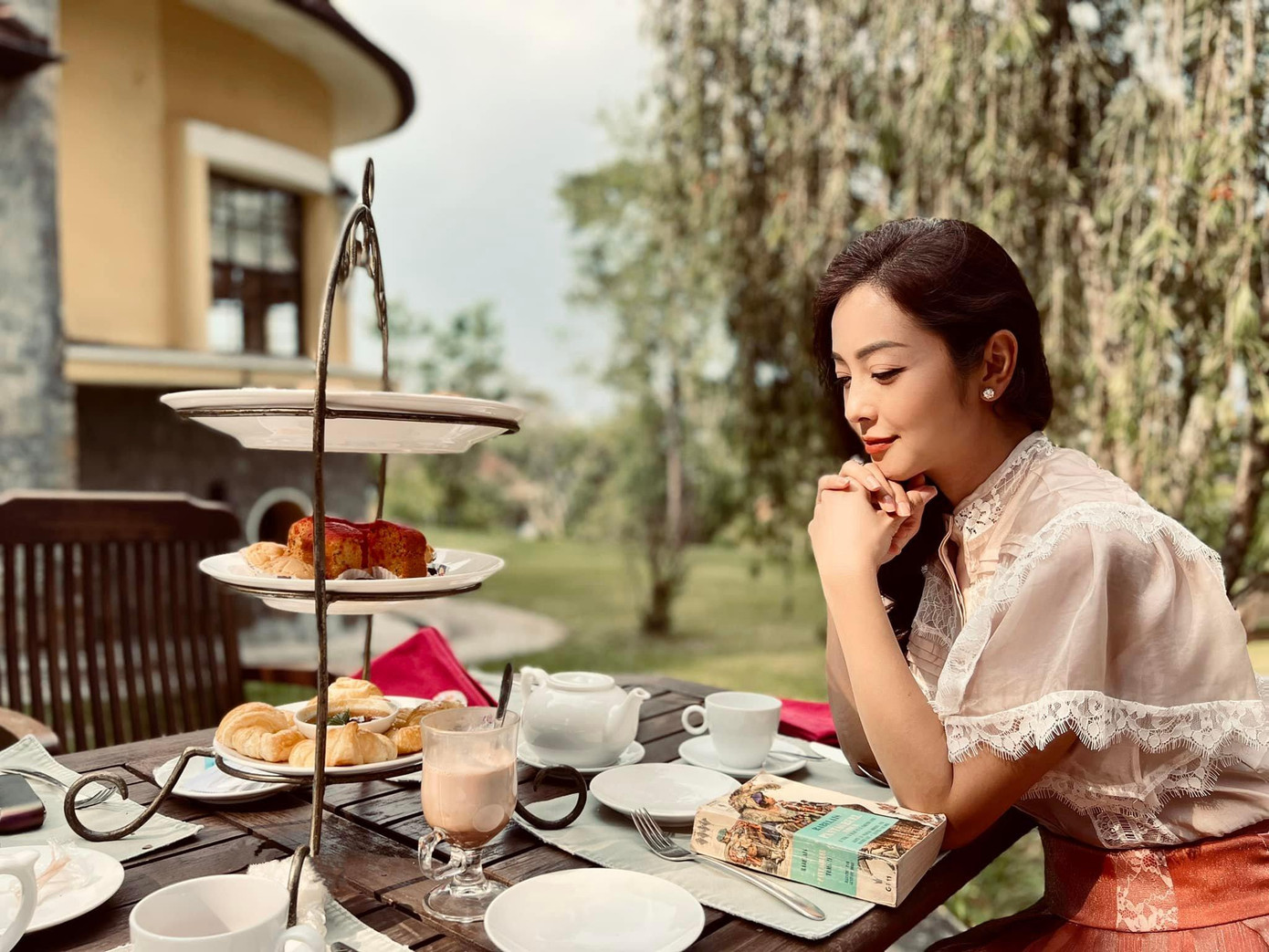 Người đẹp diện trang phục giản dị, thanh lịch.