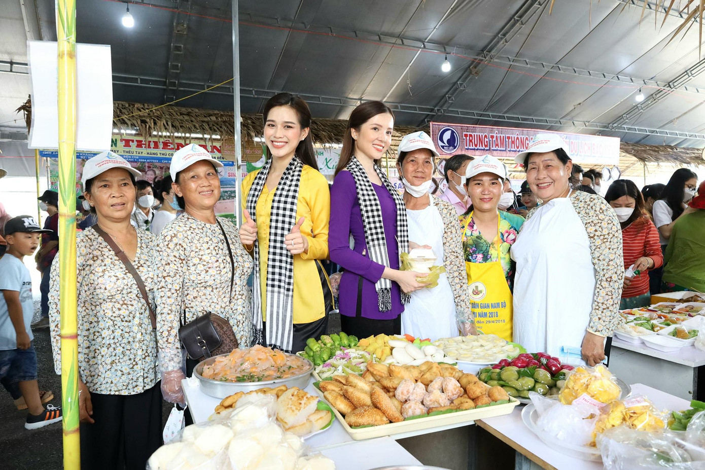 Trong khuôn khổ Liên hoan đờn ca tài tử Quốc gia lần thứ III, Hoa hậu Đỗ Thị Hà và Hoa khôi Huỳnh Thuý Vi đã tham dự nhiều hoạt động thú vị.