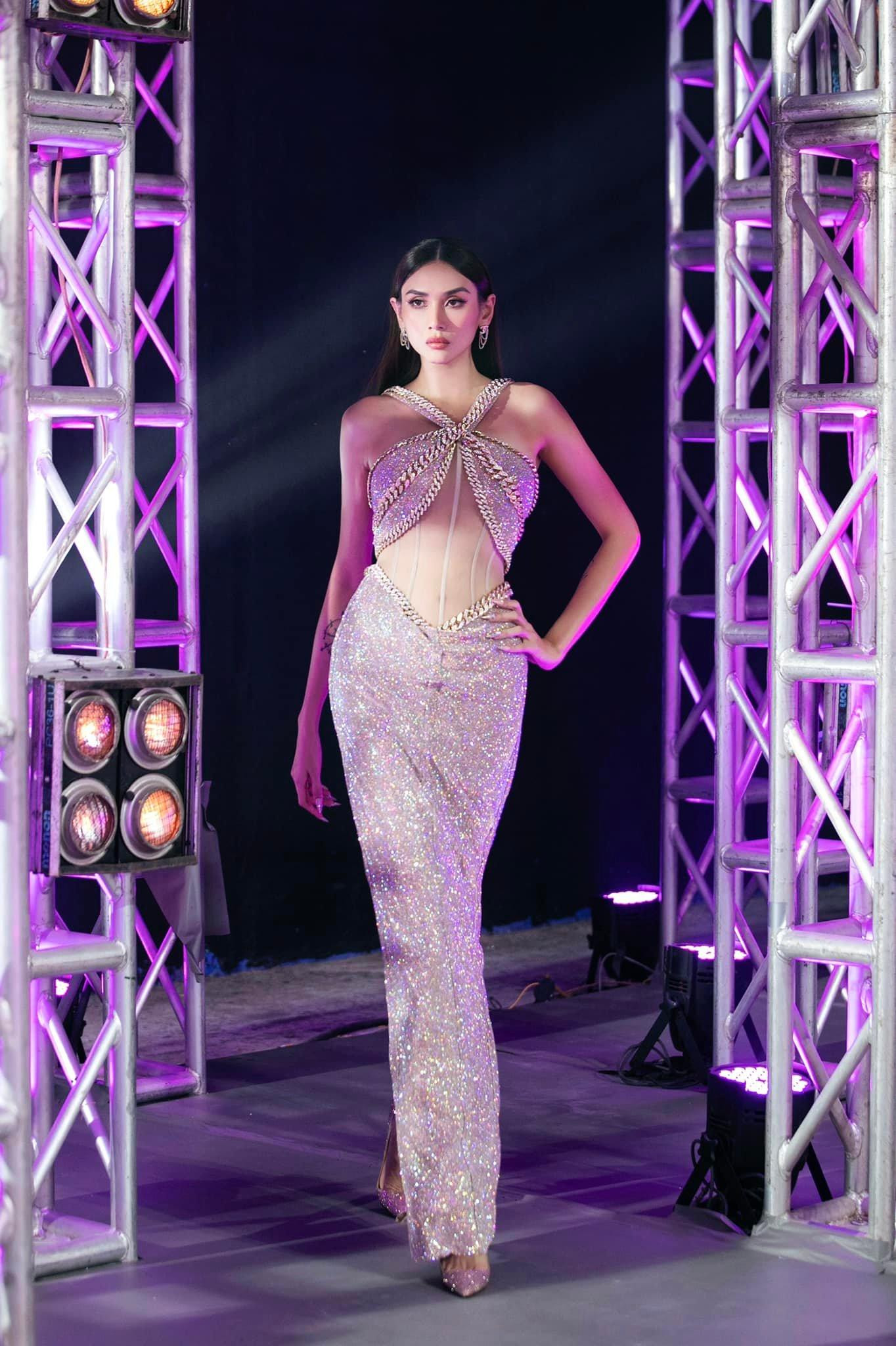 Á hậu Võ Hoàng Yến diện váy cut-out quyến rũ khoe vòng eo nóng bỏng.