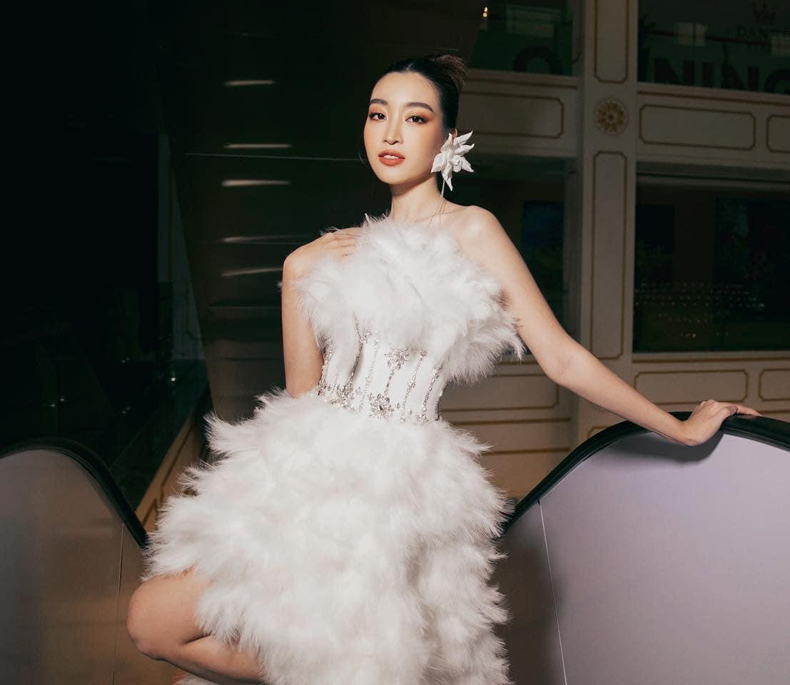 Người đẹp khoe vai trần quyến rũ và nuột nà, đẹp tựa 'thiên nga trắng'. Người đẹp khoe vai trần quyến rũ và nuột nà, đẹp tựa 'thiên nga trắng'.