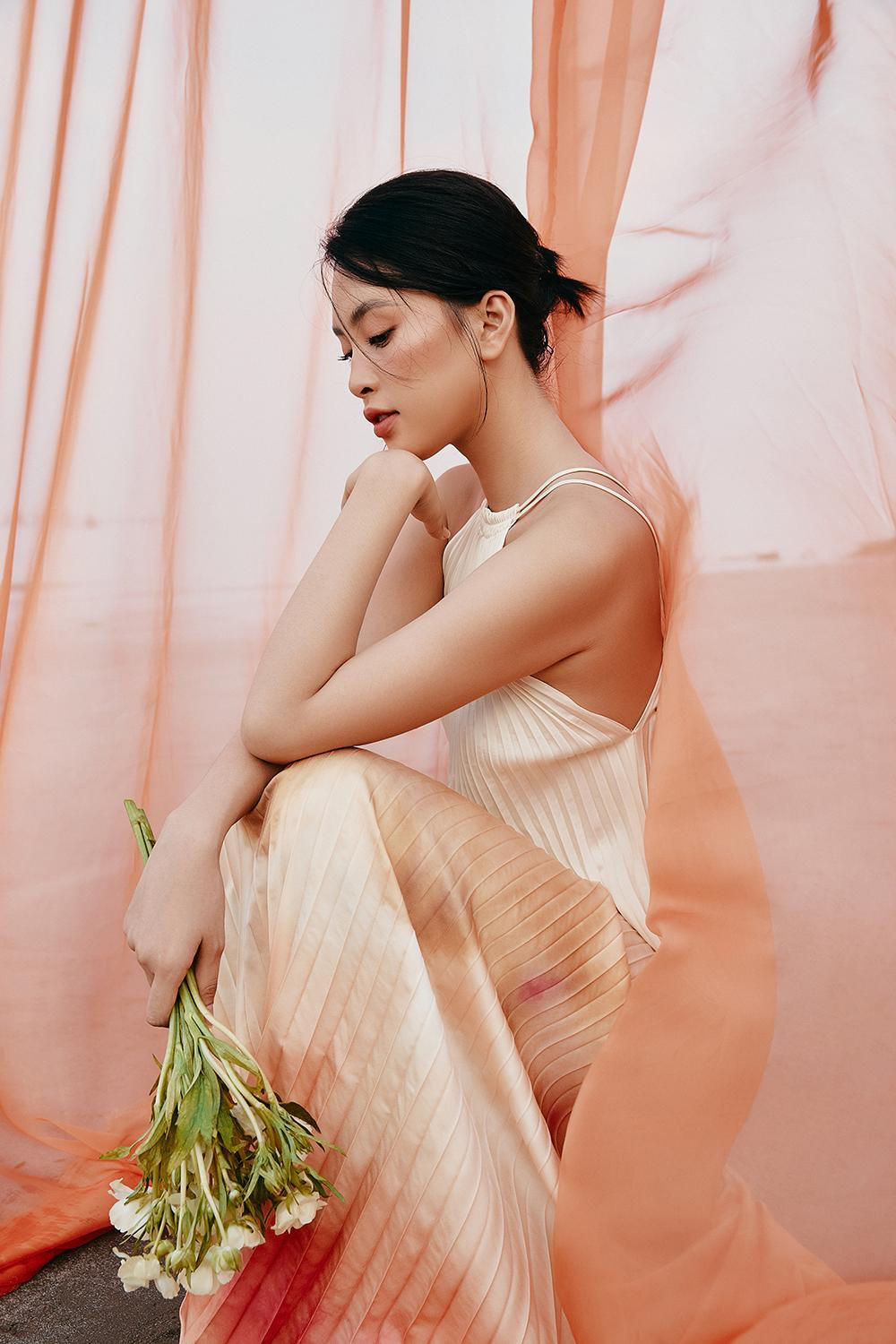 Hoa hậu Việt Nam 2018 hóa 'nàng thơ' quyến rũ khi diện váy xếp ly hiệu ứng loang màu lạ mắt, khoe lưng trần nuột nà. Hoa hậu Việt Nam 2018 hóa 'nàng thơ' quyến rũ khi diện váy xếp ly hiệu ứng loang màu lạ mắt, khoe lưng trần nuột nà.