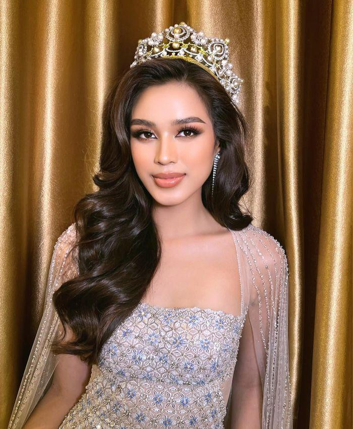 Người đẹp xứ Thanh sau đó xuất hiện xinh đẹp tại sự kiện.