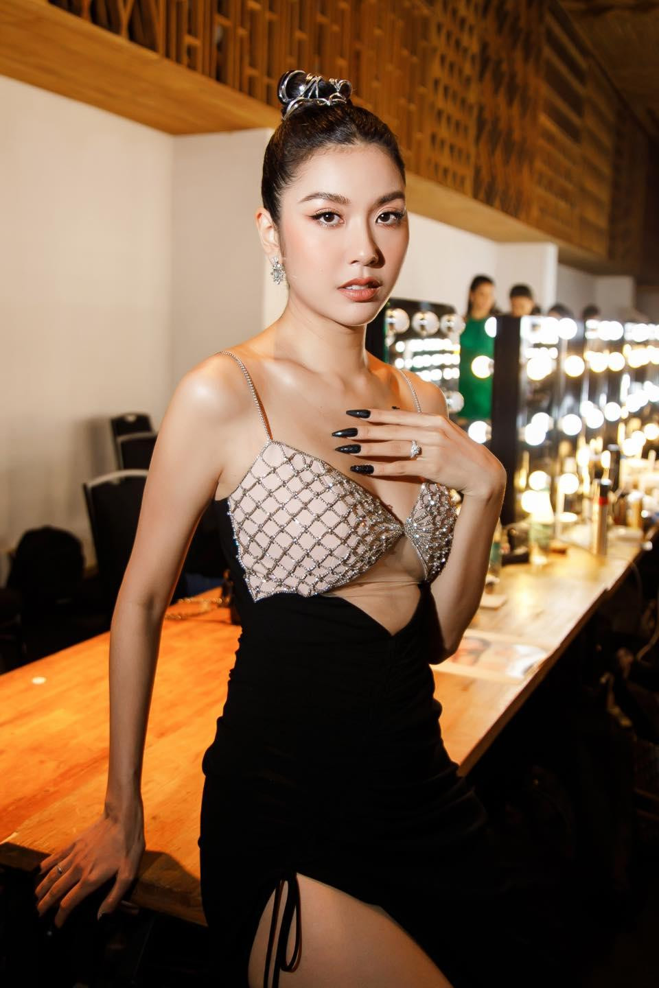 Thiết kế mang lại vẻ phá cách cho một người đẹp vốn quen thuộc với phong cách sang trọng như Thuý Vân.