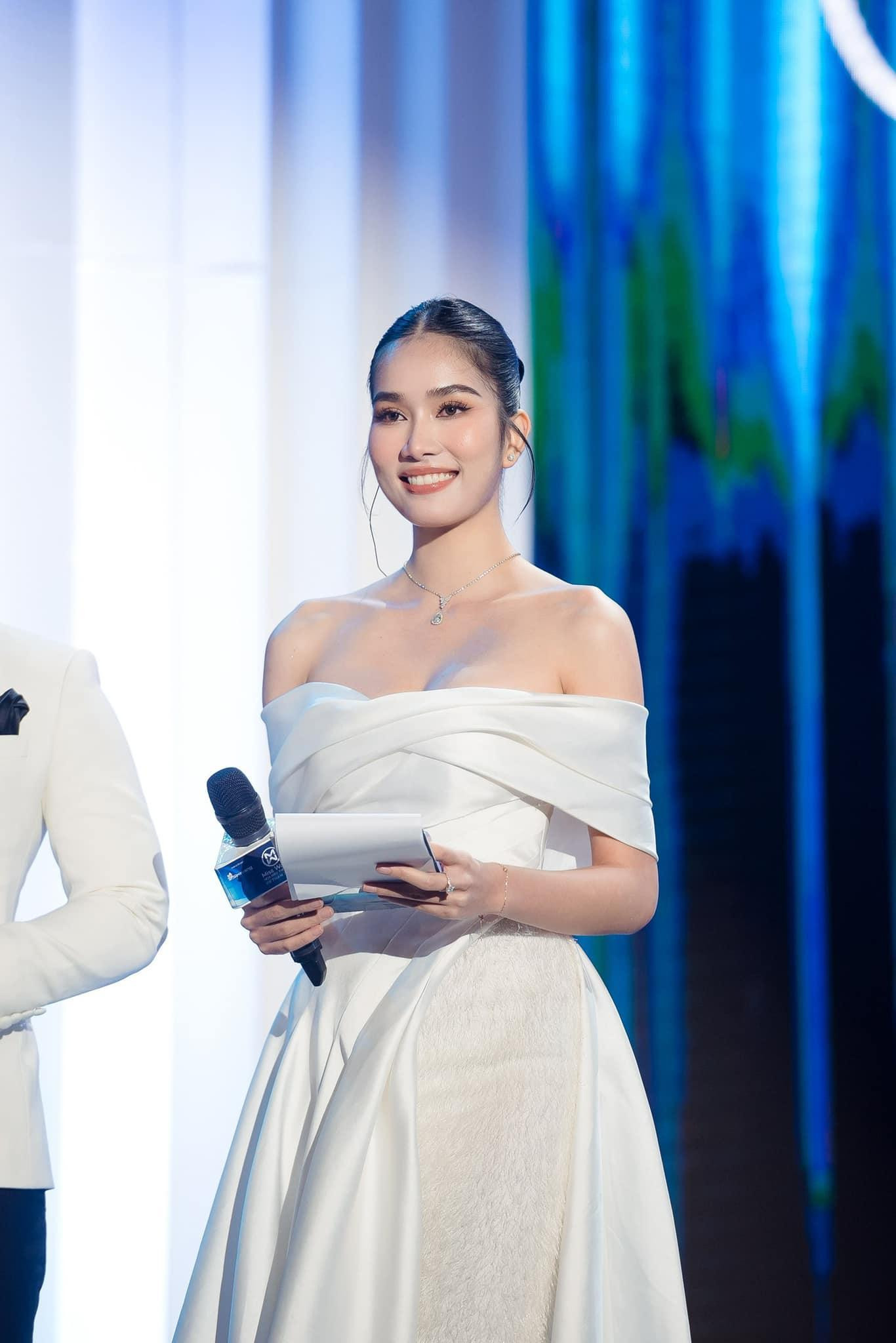 Á hậu Phương Anh ngọt ngào với bộ váy cúp ngực màu trắng khi làm MC.