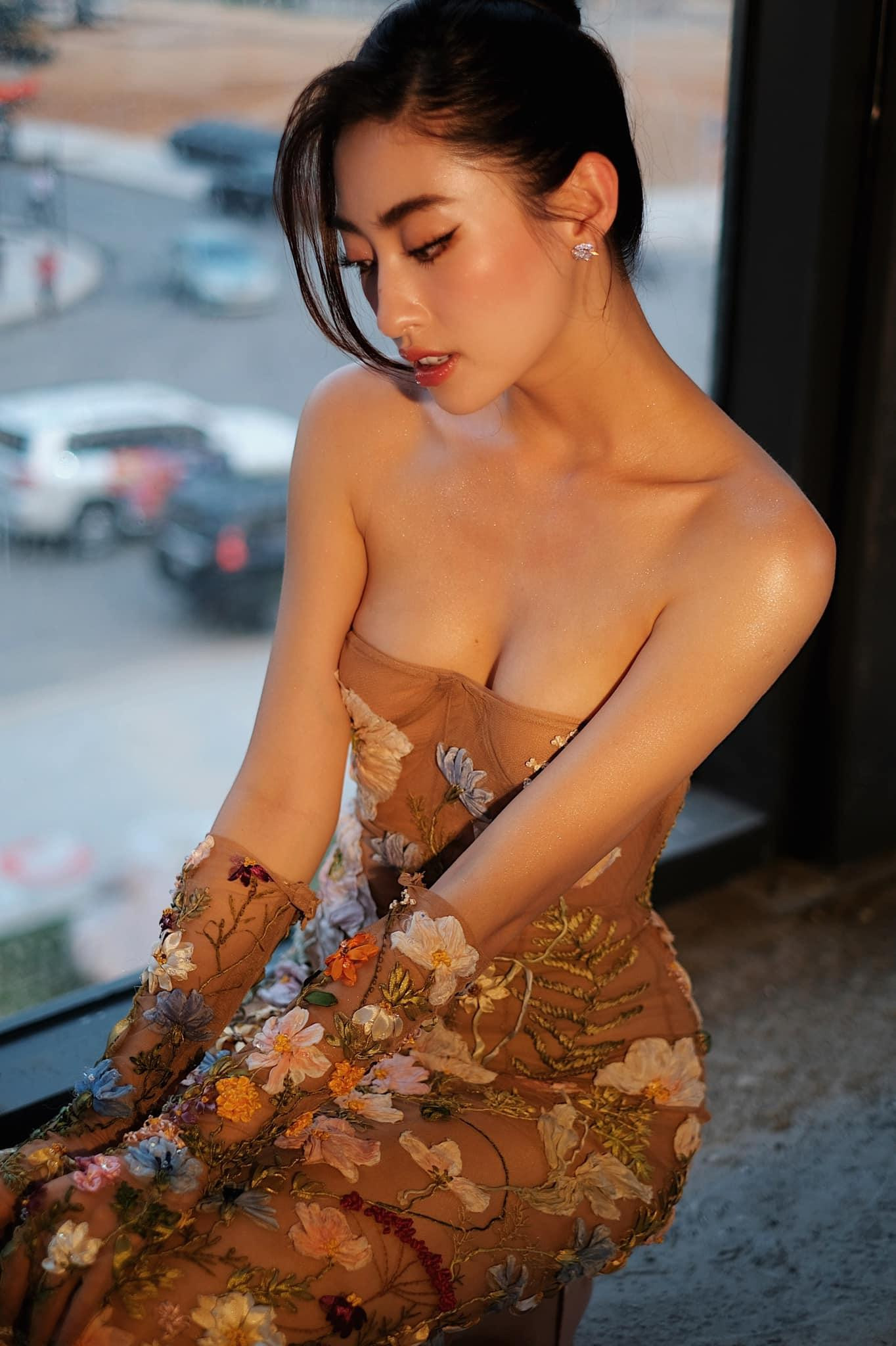 Hoa hậu Lương Thuỳ Linh khoe nhan sắc gợi cảm với bộ váy hoa xuyên thấu cực kỳ tinh xảo và cầu kỳ. Hoa hậu Lương Thuỳ Linh khoe nhan sắc gợi cảm với bộ váy hoa xuyên thấu cực kỳ tinh xảo và cầu kỳ.