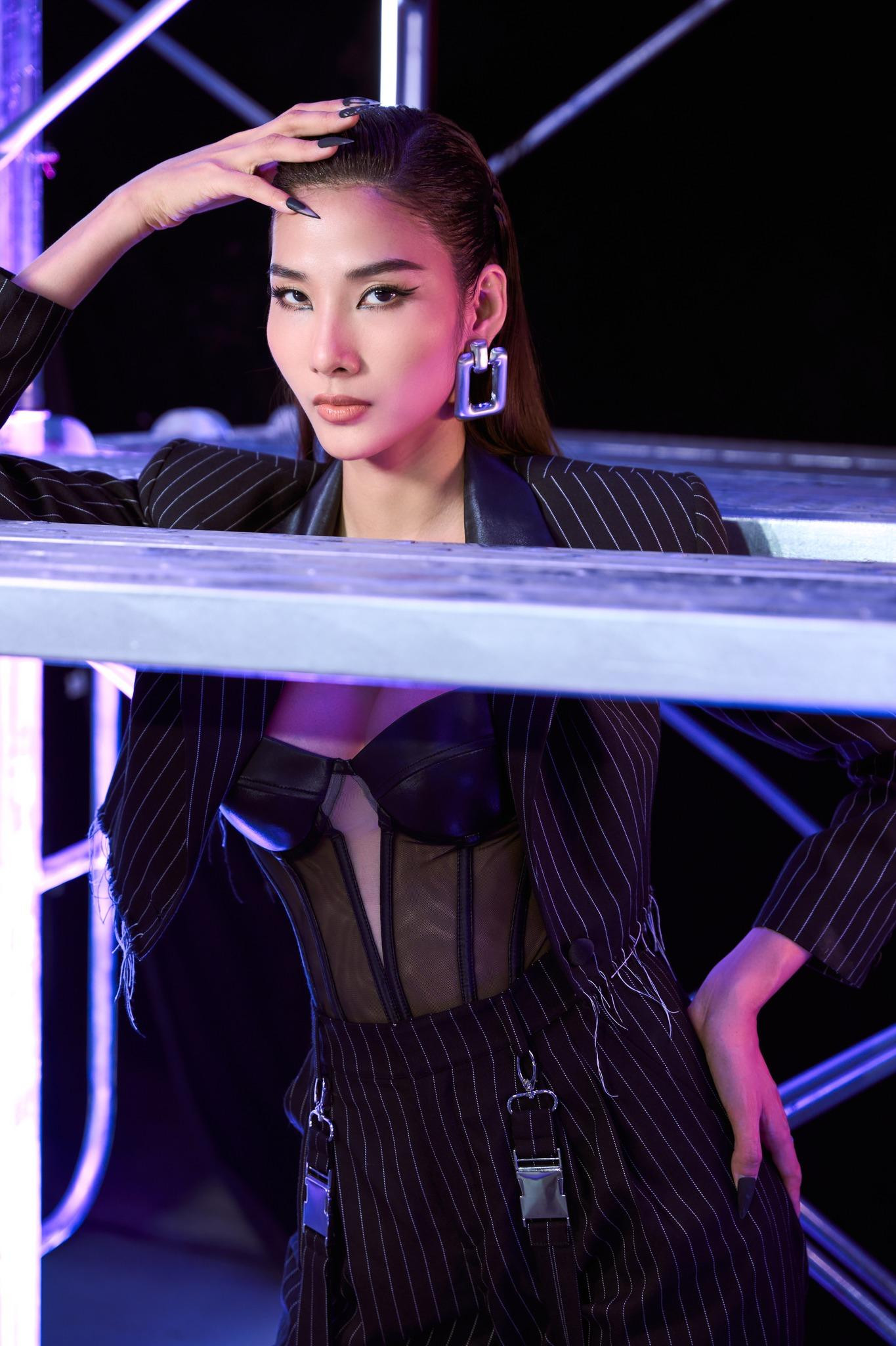 Á hậu Hoàng Thuỳ sắc lẹm với trang phục tông màu đen cá tính. Á hậu Hoàng Thuỳ sắc lẹm với trang phục tông màu đen cá tính.