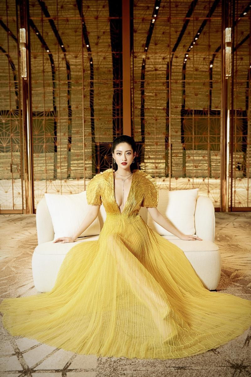 Thiết kế cổ chữ V giúp Miss World Vietnam 2019 khoe nhan sắc nóng bỏng.