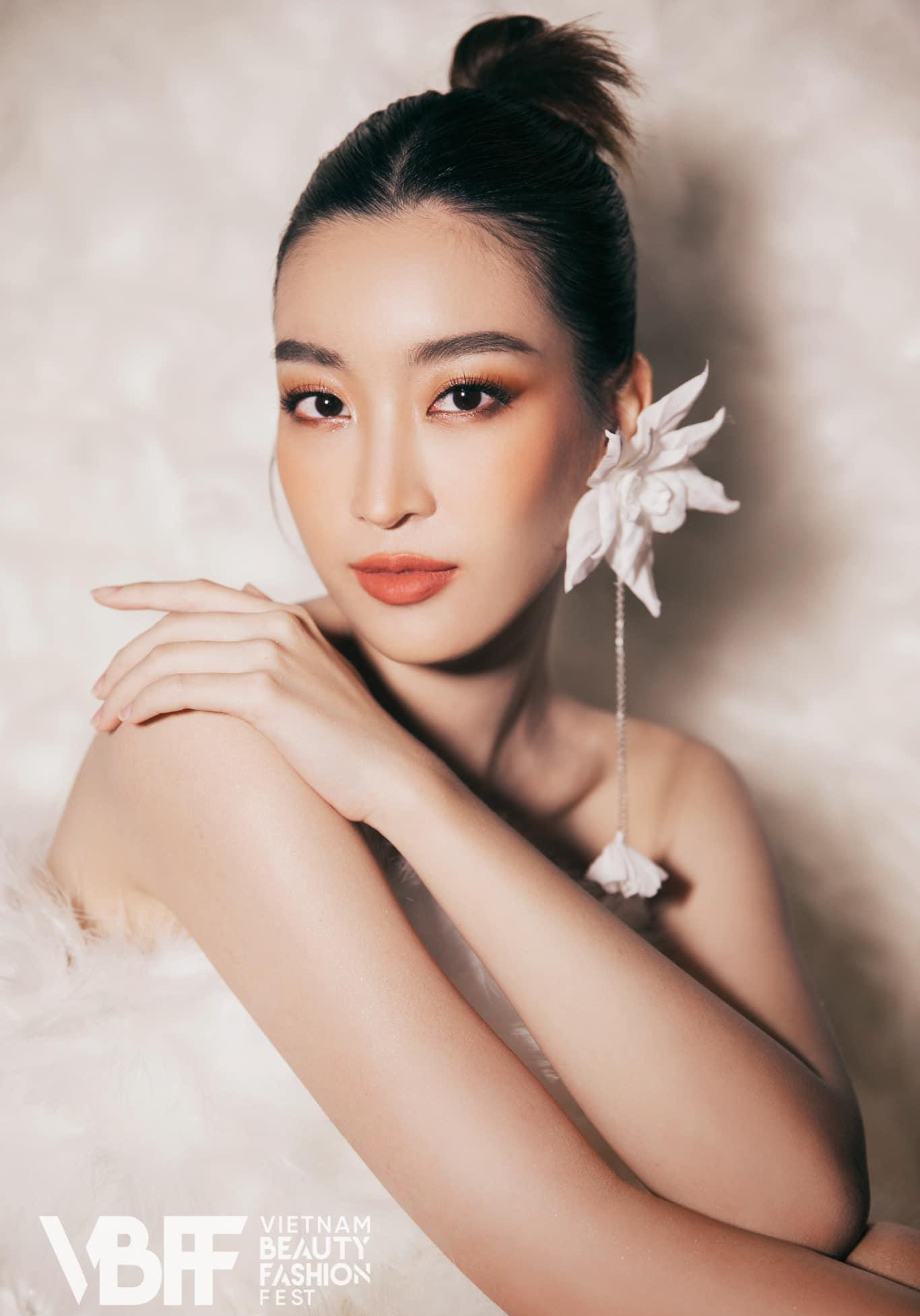 Hoa hậu Đỗ Mỹ Linh khoe nhan sắc kiêu sa, yêu kiều với bộ váy lông vũ trắng muốt. Hoa hậu Đỗ Mỹ Linh khoe nhan sắc kiêu sa, yêu kiều với bộ váy lông vũ trắng muốt.