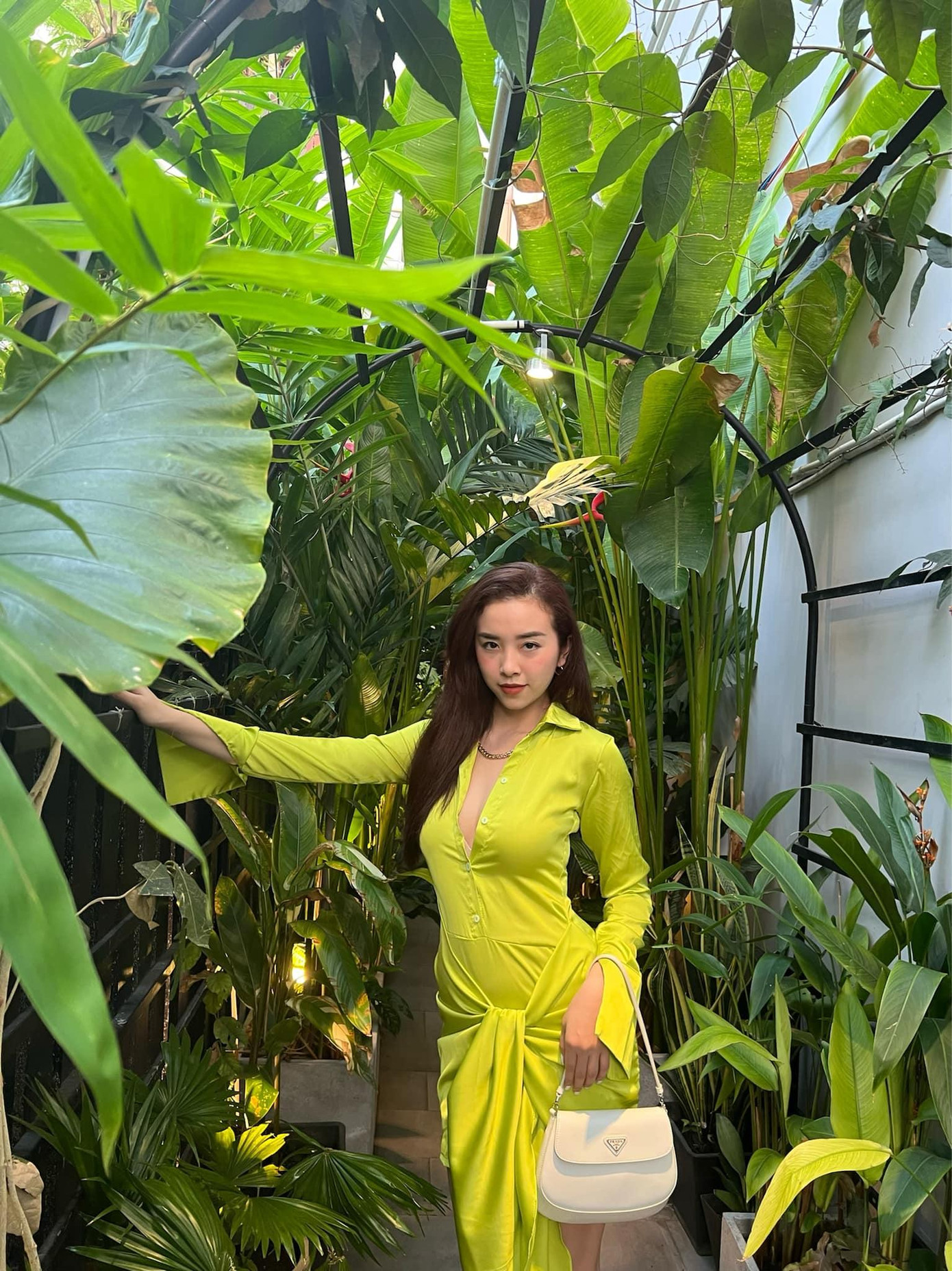 Á hậu Thuý An khoe dáng nóng bỏng với bộ váy tông màu xanh neon. Á hậu Thuý An khoe dáng nóng bỏng với bộ váy tông màu xanh neon.