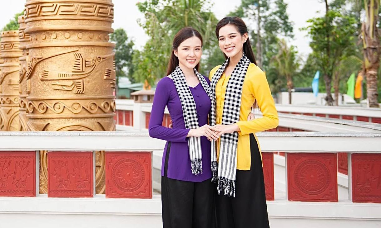 Hoa hậu Đỗ Thị Hà và Hoa khôi Cần Thơ Huỳnh Thuý Vi cùng diện trang phục áo bà ba, đeo khăn rằn nền nã, duyên dáng.