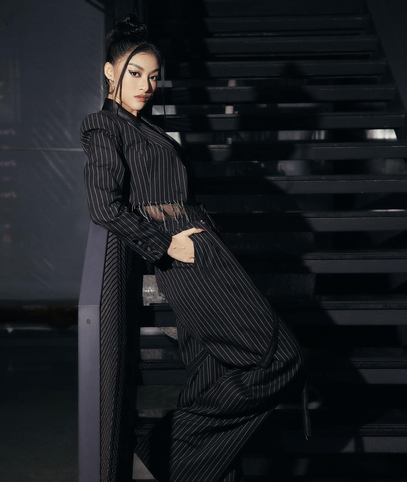 Cô chọn kiểu tóc búi kiêu sa, thanh lịch để hoàn thiện vẻ ngoài.