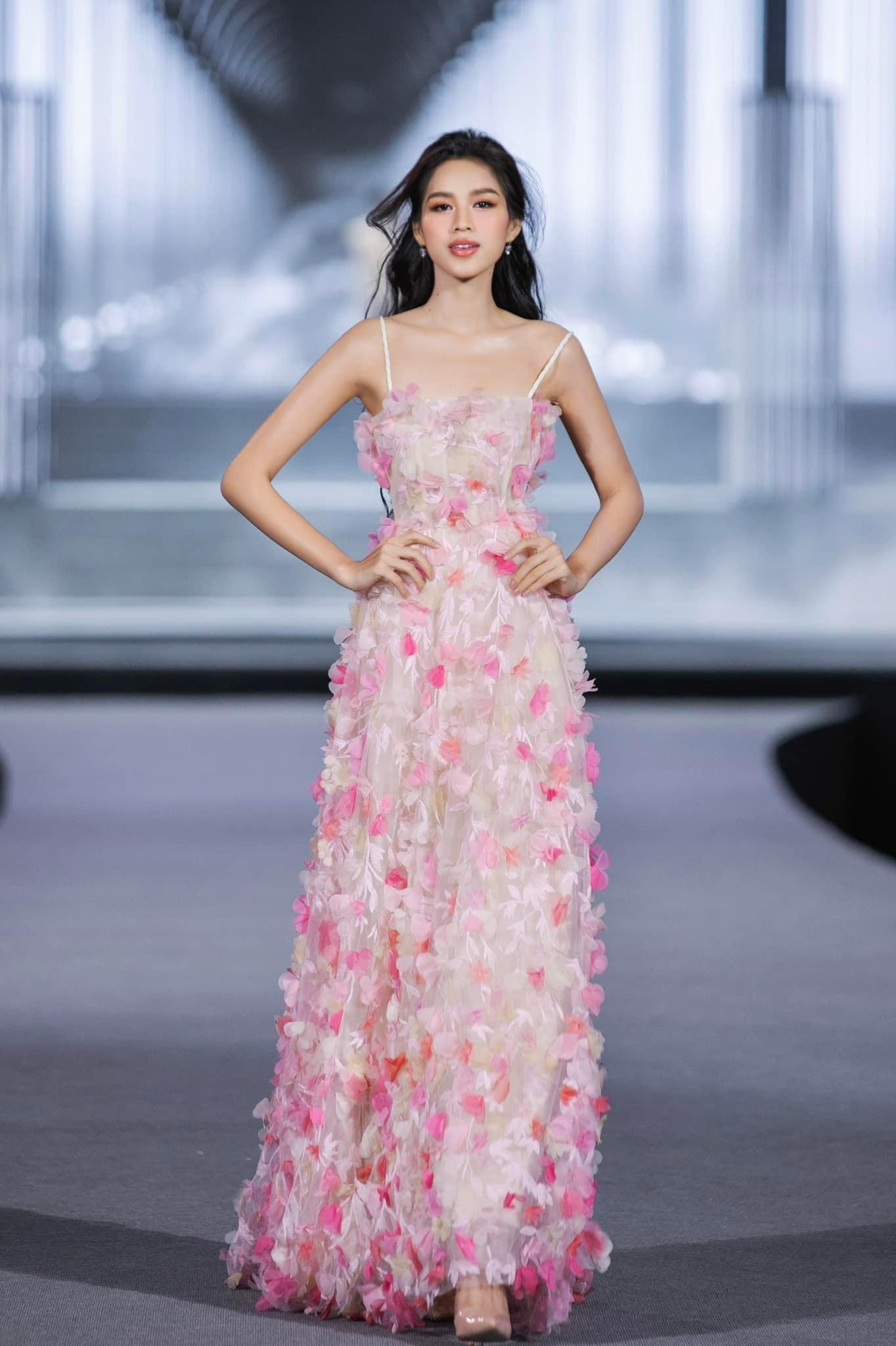 Hoa hậu Việt Nam 2020 sải bước đầy xinh đẹp, kiêu sa trên sàn diễn thời trang. Hoa hậu Việt Nam 2020 sải bước đầy xinh đẹp, kiêu sa trên sàn diễn thời trang.