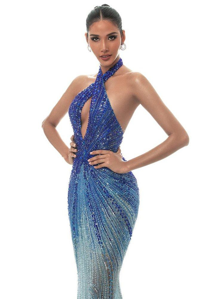 Tại cuộc thi Hoa hậu Hoàn vũ 2019, Á hậu Hoàng Thuỳ cũng mang tới một thiết kế váy dạ hội tinh xảo mô phỏng những cơn sóng của đại dương.