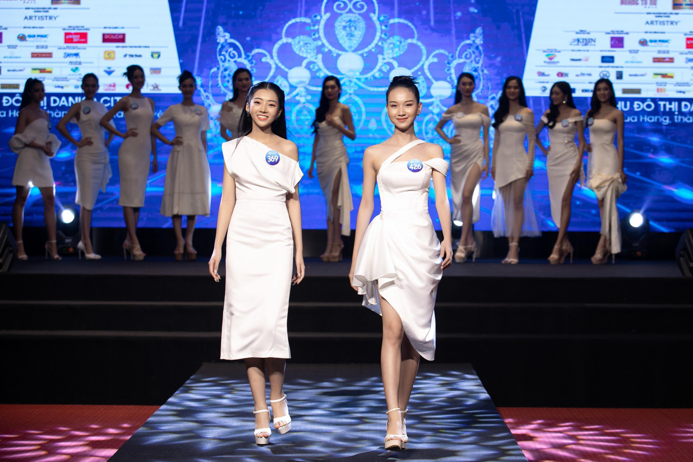 Ngoài ra, các thí sinh cũng liên tục được trau dồi kỹ năng catwalk từ chuyên gia Anjo Santos – người từng đảm nhận vai trò HLV catwalk cho nhiều đại diện Việt Nam đến các đấu trường nhan sắc quốc tế.