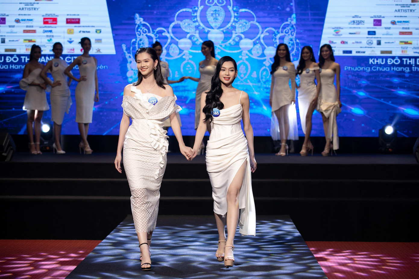 Với sự hướng dẫn và thị phạm từ Lương Thùy Linh, Đỗ Hà, Kiều Loan, các thí sinh đã thể hiện khả năng catwalk cùng màn giới thiệu bản thân vô cùng độc đáo.