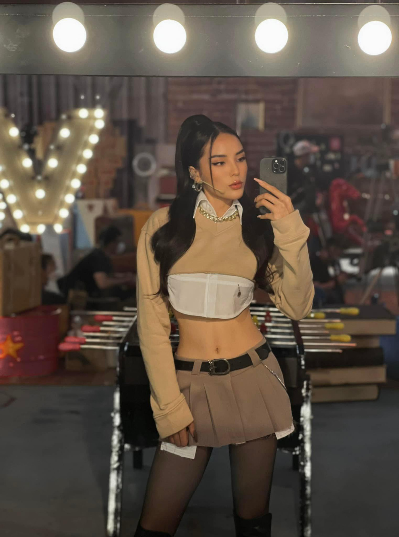 Hoa hậu Kỳ Duyên mặc áo crop-top có kiểu dáng lạ mắt, khoe trọn vòng eo 'con kiến' săn chắc.