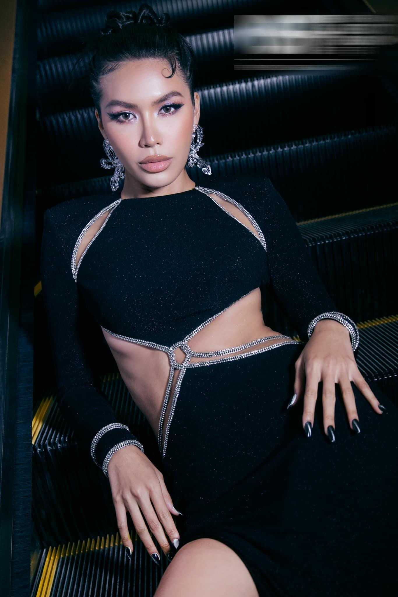 Minh Tú chọn phong cách trang điểm sắc sảo, đi kèm những phụ kiện ấn tượng để tôn lên nét sành điệu, quyến rũ.