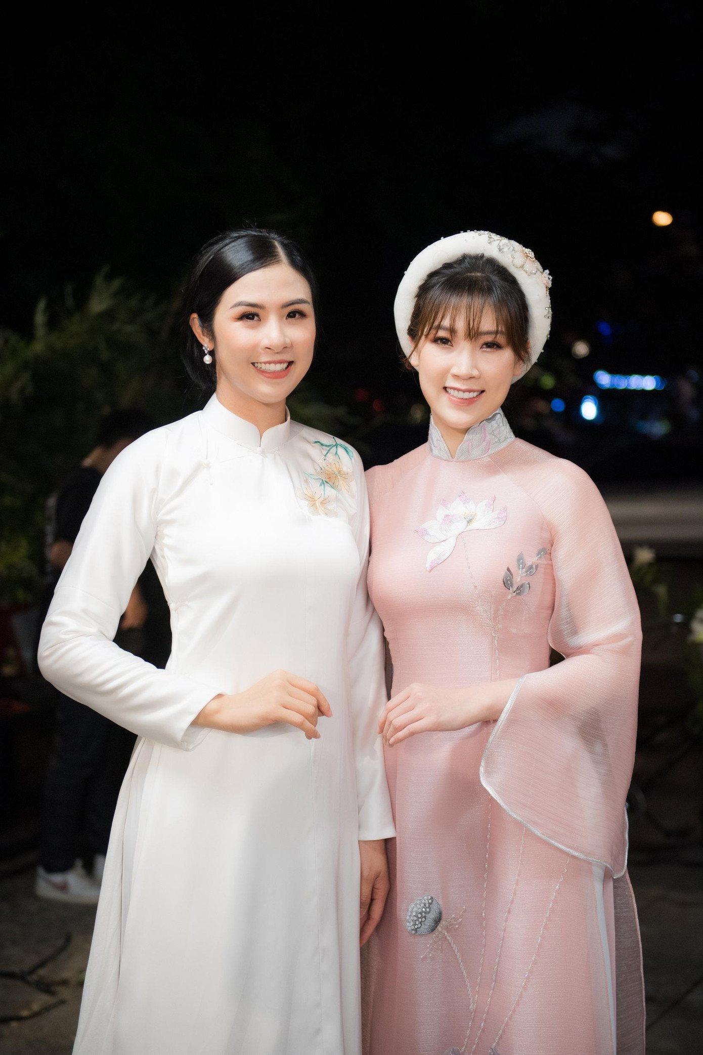 Người đẹp Phí Thuỳ Linh cũng trình diễn trong chương trình. Cô mặc áo dài tông màu hồng pastel. Người đẹp Phí Thuỳ Linh cũng trình diễn trong chương trình. Cô mặc áo dài tông màu hồng pastel.