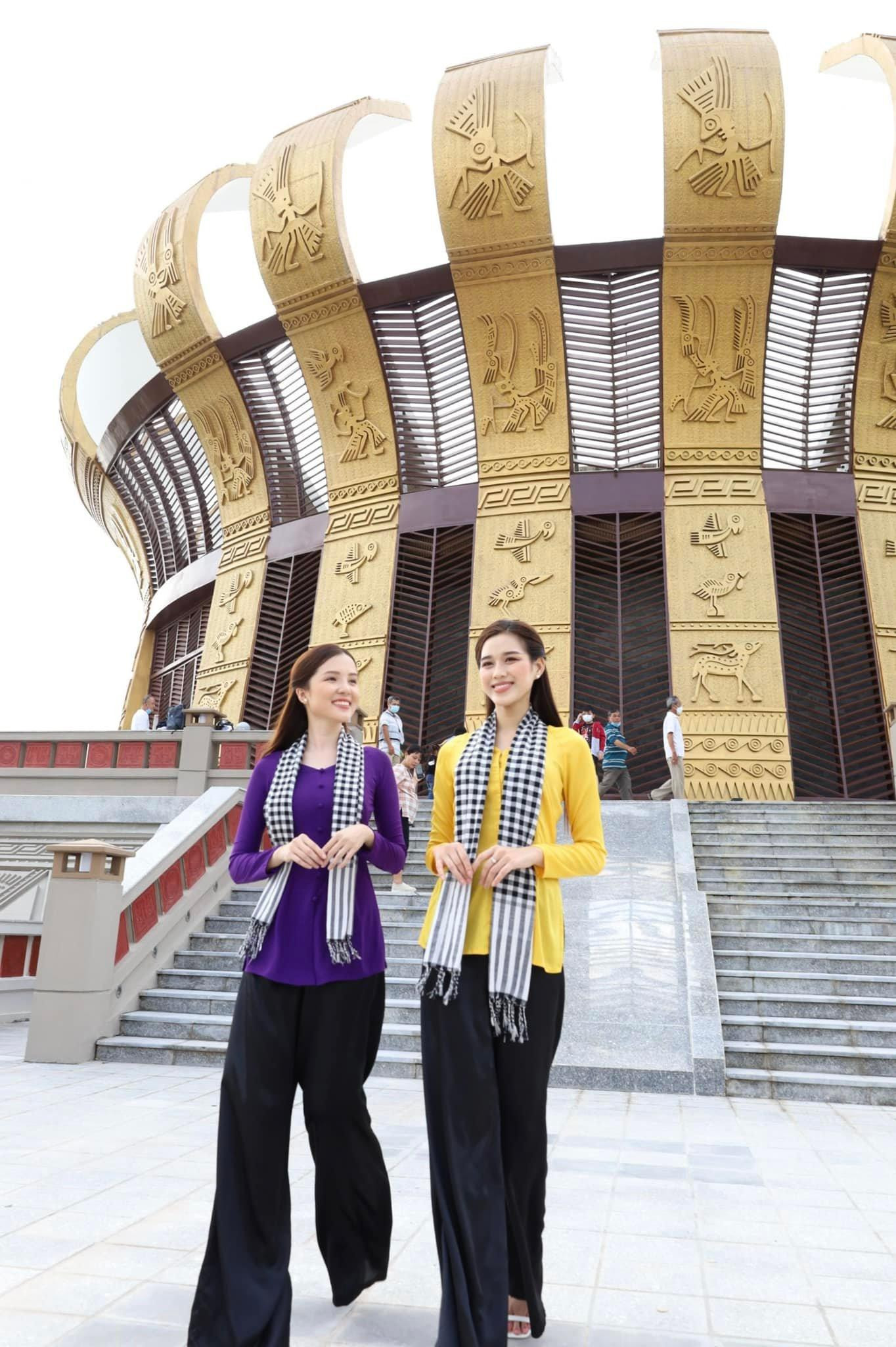 Hai người đẹp đã cùng tới dâng hương tại Đền thờ các Vua Hùng nhân ngày Giỗ tổ 10/3.