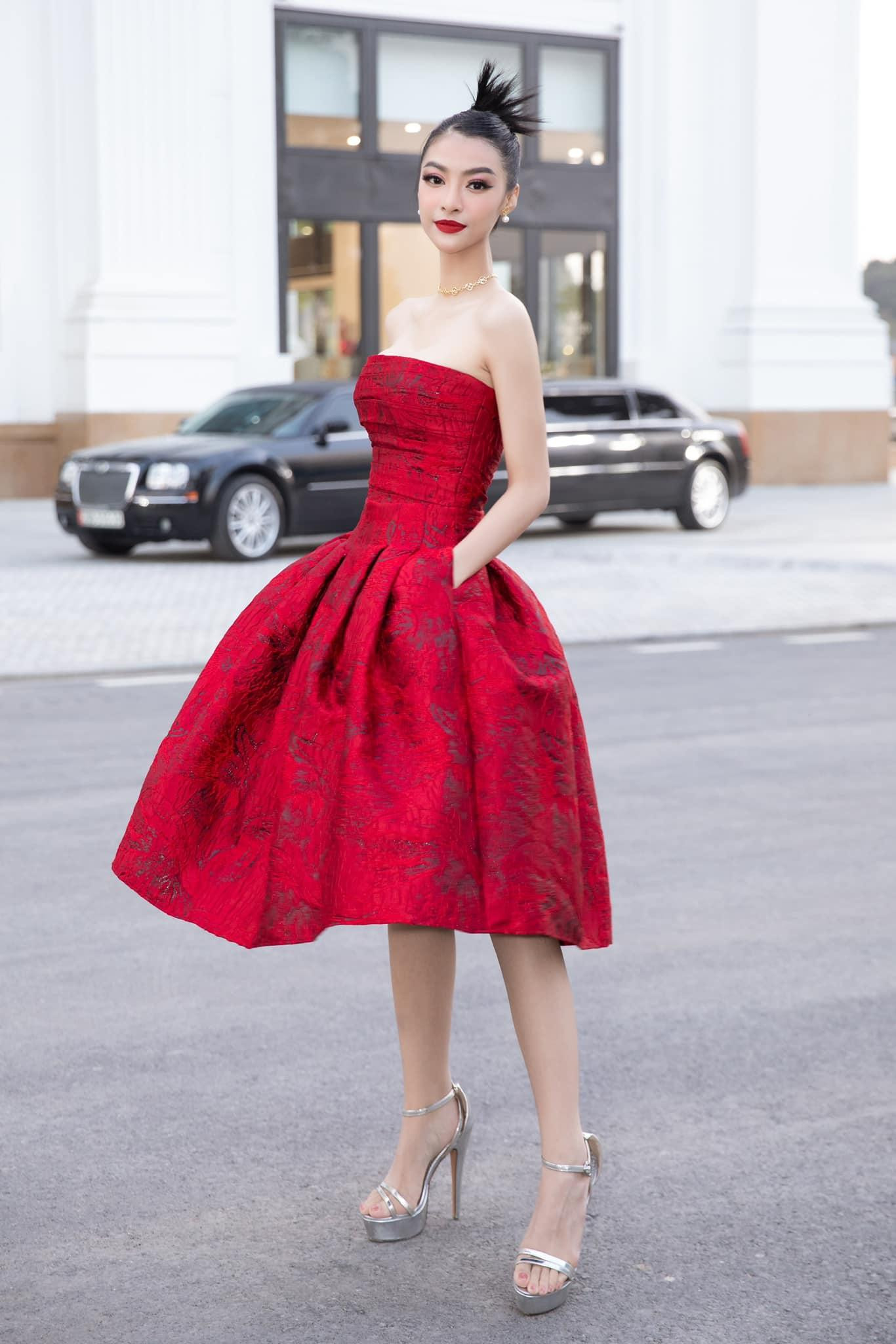 Á hậu Kiều Loan yêu kiều như nàng công chúa kiều diễm với bộ váy đỏ rực.