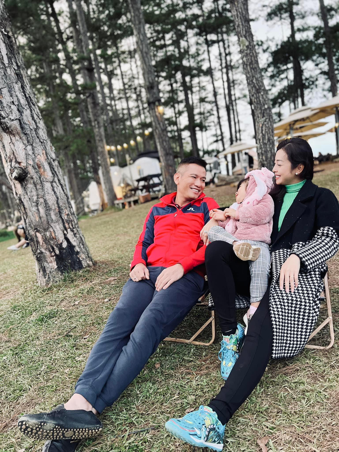 Jennifer Phạm cùng ông xã và các con thích thú thưởng thức không gian yên bình ở Đà Lạt.